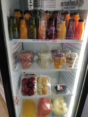 frigorífico con zumos y frutas